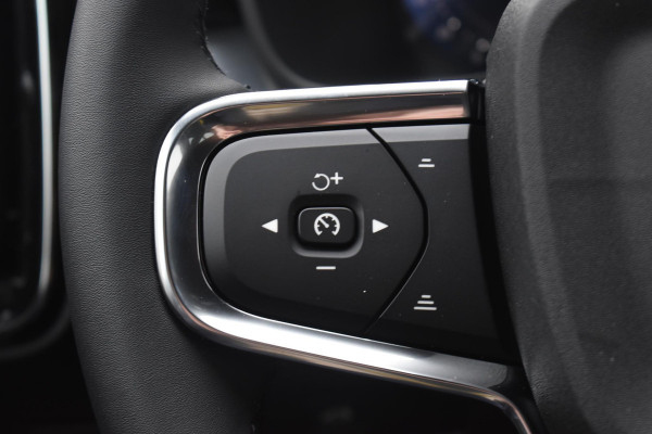 Volvo XC40 B4 211PK Automaat Plus Dark / Navigatie / Adaptive Cruise / Harman Kardon / Stuur- & Stoelverwarming / Elektrische achterklep / Achteruitrijcamera / Elektrische stoelverst. met geheugen / Extra getint glas / Microtech/Nubuck