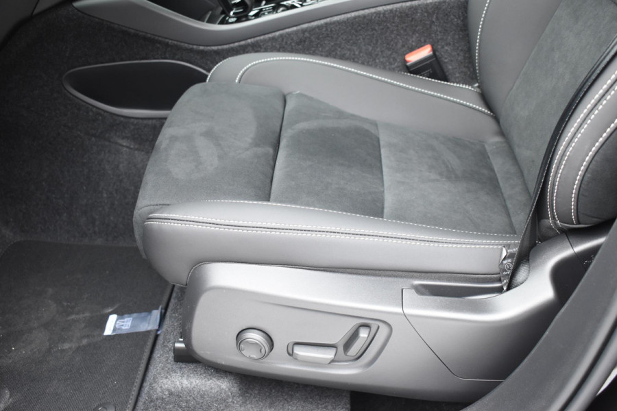 Volvo XC40 B4 211PK Automaat Plus Dark / Extra getint glas / Microtech/Nubuck / Camera achter