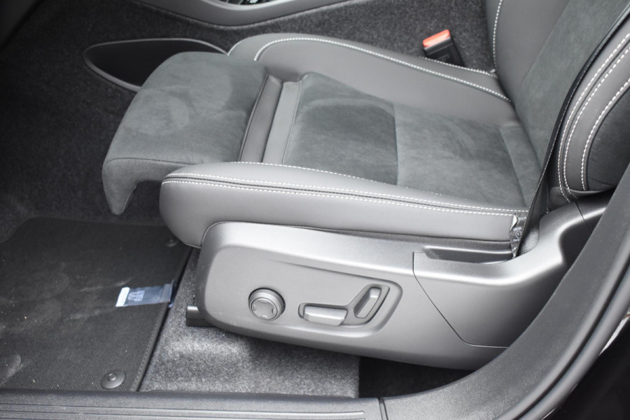 Volvo XC40 B4 211PK Automaat Plus Dark / Extra getint glas / Microtech/Nubuck / Camera achter