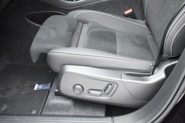 Volvo XC40 B4 211PK Automaat Plus Dark / Extra getint glas / Microtech/Nubuck / Camera achter