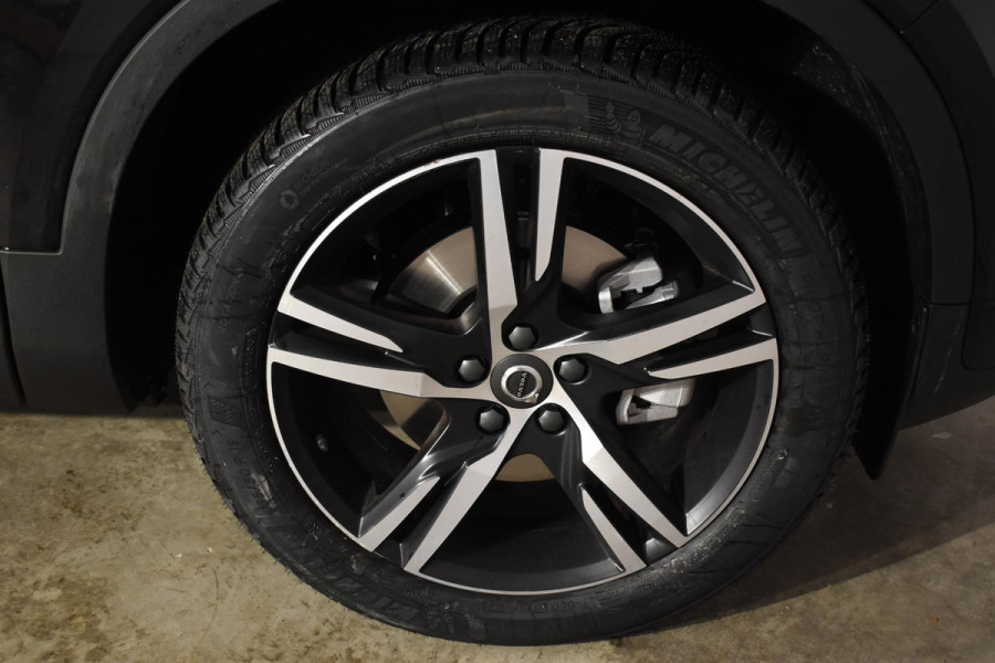 Volvo XC40 B4 211PK Automaat Plus Dark / Extra getint glas / Microtech/Nubuck / Camera achter