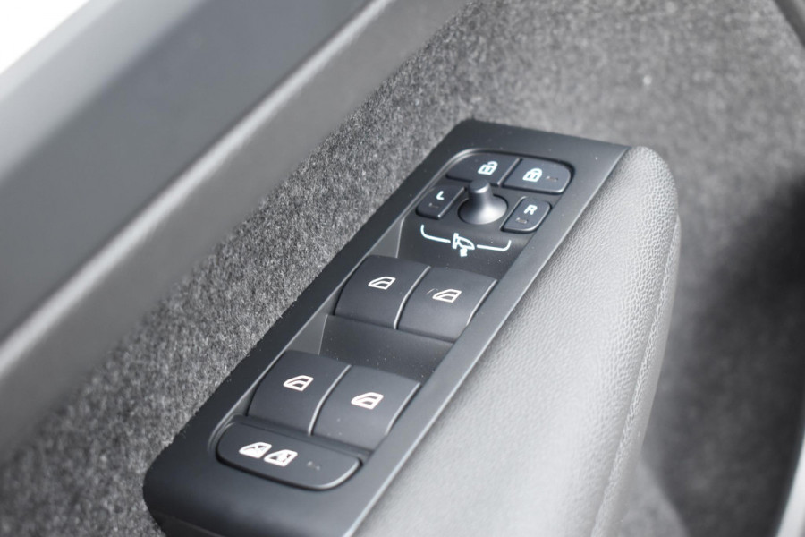 Volvo XC40 B4 211PK Automaat Plus Dark / Extra getint glas / Microtech/Nubuck / Camera achter