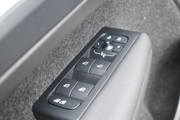 Volvo XC40 B4 211PK Automaat Plus Dark / Extra getint glas / Microtech/Nubuck / Camera achter