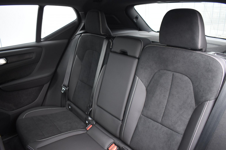Volvo XC40 B4 211PK Automaat Plus Dark / Extra getint glas / Microtech/Nubuck / Camera achter