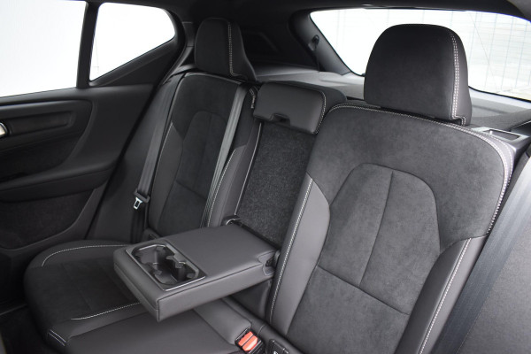Volvo XC40 B4 211PK Automaat Plus Dark / Extra getint glas / Microtech/Nubuck / Camera achter