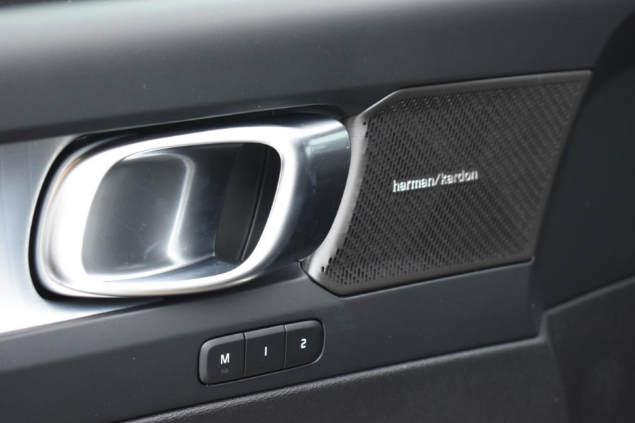 Volvo XC40 B4 211PK Automaat Plus Dark / Extra getint glas / Microtech/Nubuck / Camera achter