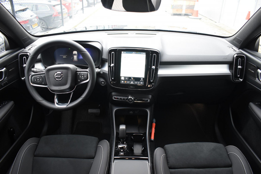 Volvo XC40 B4 211PK Automaat Plus Dark / Extra getint glas / Microtech/Nubuck / Camera achter