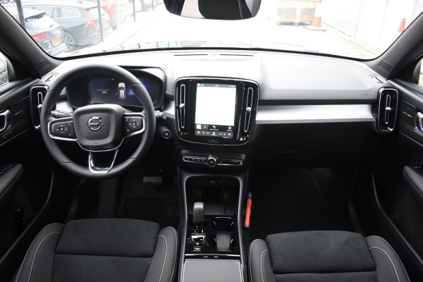Volvo XC40 B4 211PK Automaat Plus Dark / Extra getint glas / Microtech/Nubuck / Camera achter