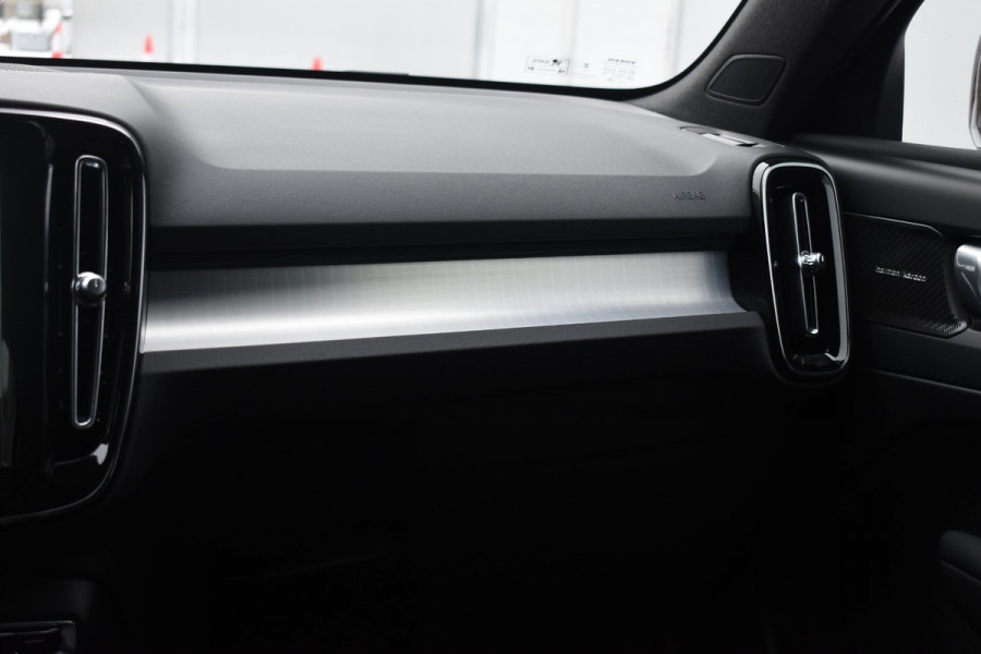 Volvo XC40 B4 211PK Automaat Plus Dark / Extra getint glas / Microtech/Nubuck / Camera achter
