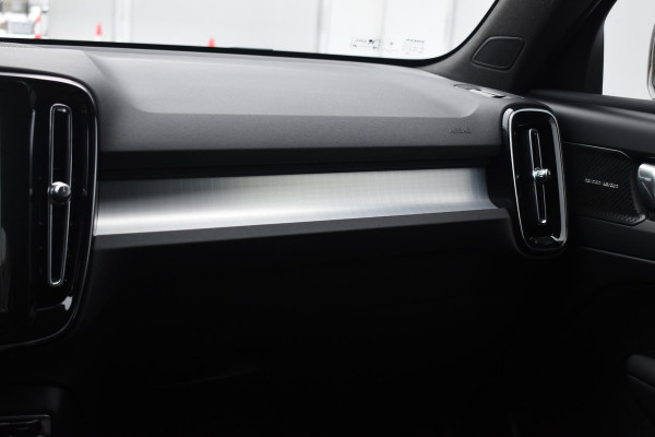 Volvo XC40 B4 211PK Automaat Plus Dark / Extra getint glas / Microtech/Nubuck / Camera achter