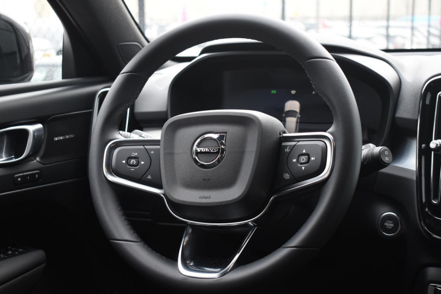 Volvo XC40 B4 211PK Automaat Plus Dark / Extra getint glas / Microtech/Nubuck / Camera achter