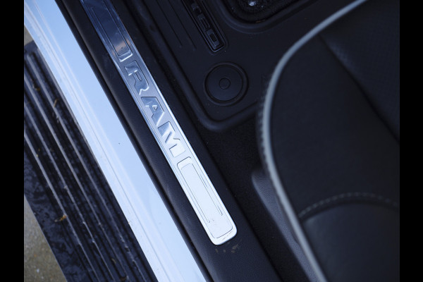 Dodge Ram | 1500 | Limited | Night | 3.0L Twin-Turbo I6 | High Output | | Passenger Display | 14,4 Touch Screen | Harman Kardon | RAMBOX Getoonde accessoires zijn verkrijgbaar tegen meerprijs