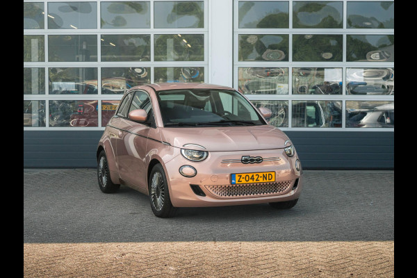 Fiat 500E 42 kWh | 17% Bijtelling | Clima | Cruise | Pack Winter | BSM | 16" | LED | Apple Carplay