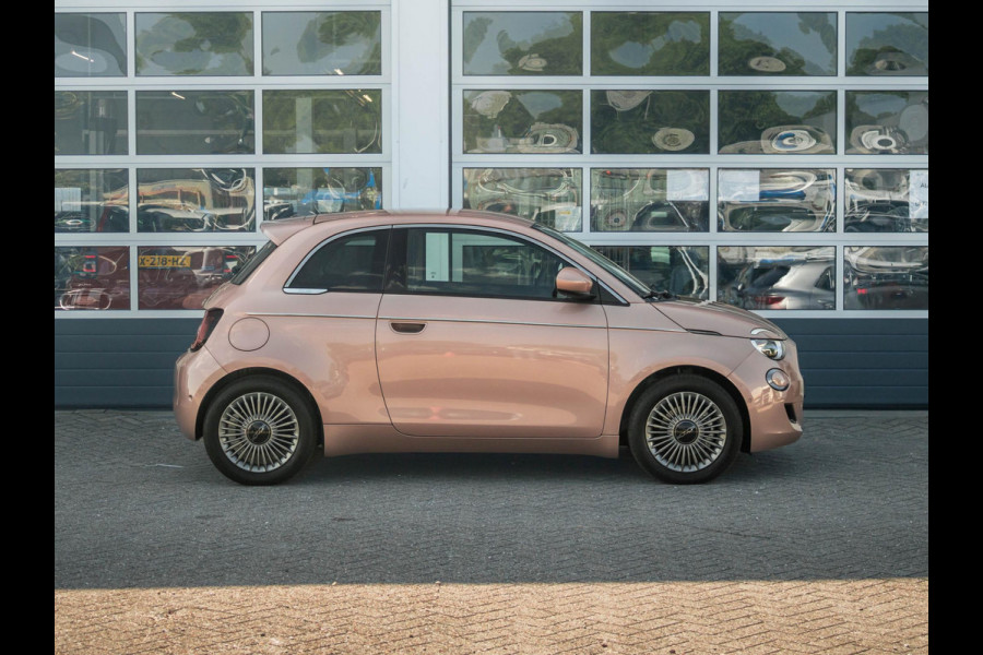 Fiat 500E 42 kWh | 17% Bijtelling | Clima | Cruise | Pack Winter | BSM | 16" | LED | Apple Carplay