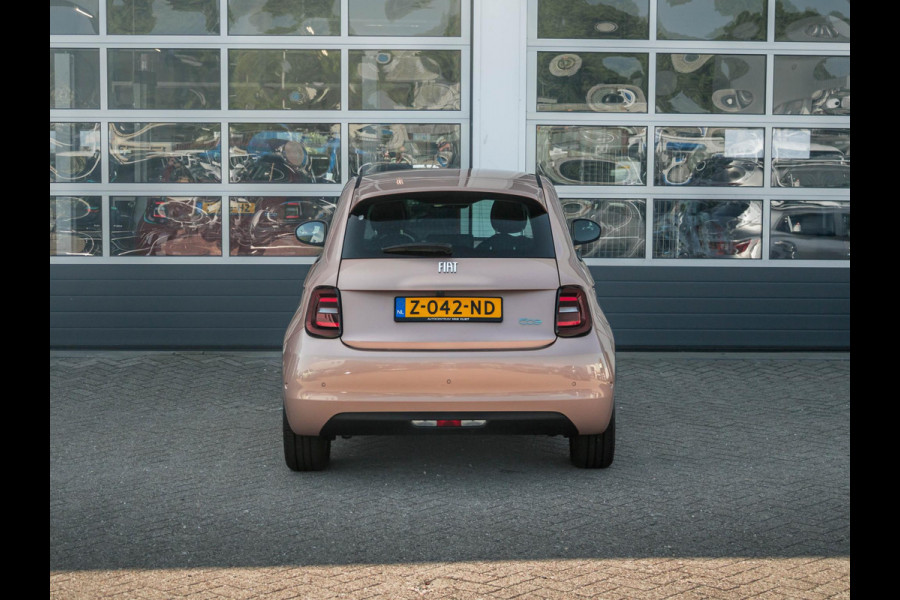 Fiat 500E 42 kWh | 17% Bijtelling | Clima | Cruise | Pack Winter | BSM | 16" | LED | Apple Carplay