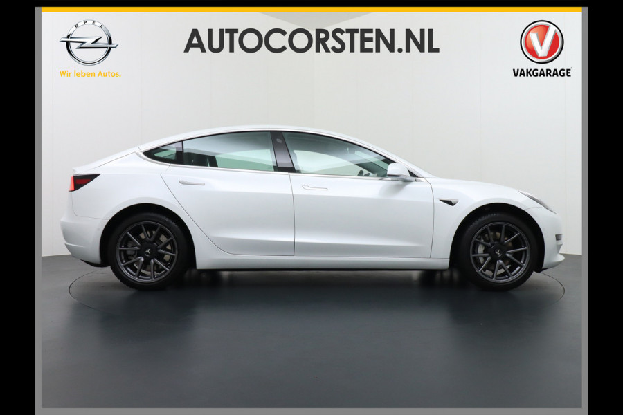Tesla Model 3 SR+ 60kWh 326PK Trekhaak AutoPilot Premium-Luidsprekers Leer PanoramaDak Adaptive Cruise Lmv 18" Camera's Elektr.-Stuur+Stoelen+ SOH 85% Ecc Navi Led DAB Voorverwarmen interieur via App Keyless One-Pedal-Drive Origineel Nederlandse Auto 1.584KG Trekgewicht 1.000kg.
