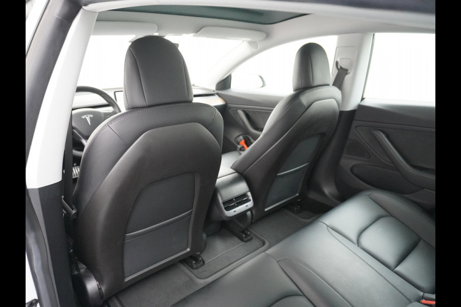 Tesla Model 3 SR+ 60kWh 326PK Trekhaak AutoPilot Premium-Luidsprekers Leer PanoramaDak Adaptive Cruise Lmv 18" Camera's Elektr.-Stuur+Stoelen+ SOH 85% Ecc Navi Led DAB Voorverwarmen interieur via App Keyless One-Pedal-Drive Origineel Nederlandse Auto 1.584KG Trekgewicht 1.000kg.