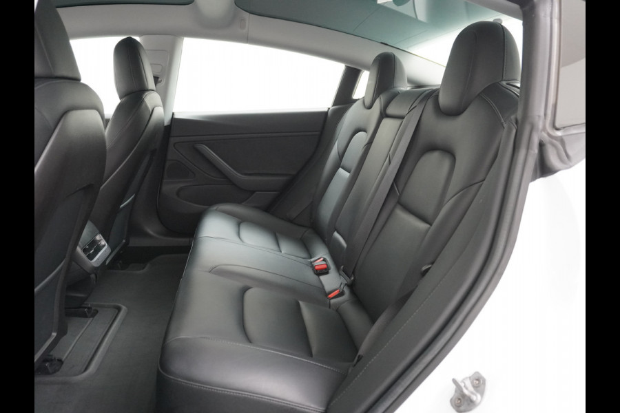 Tesla Model 3 SR+ 60kWh 326PK Trekhaak AutoPilot Premium-Luidsprekers Leer PanoramaDak Adaptive Cruise Lmv 18" Camera's Elektr.-Stuur+Stoelen+ SOH 85% Ecc Navi Led DAB Voorverwarmen interieur via App Keyless One-Pedal-Drive Origineel Nederlandse Auto 1.584KG Trekgewicht 1.000kg.