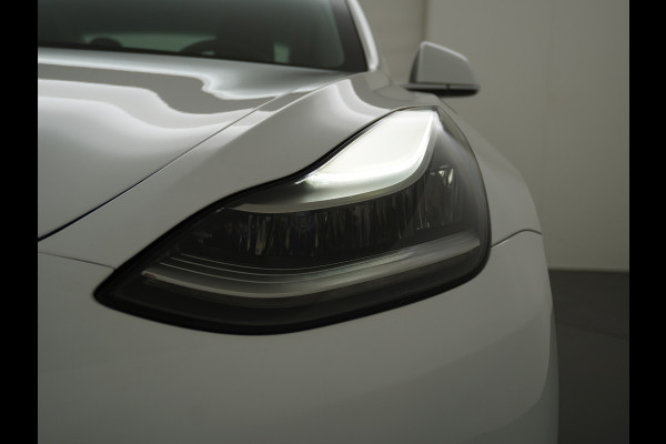 Tesla Model 3 SR+ 60kWh 326PK Trekhaak AutoPilot Premium-Luidsprekers Leer PanoramaDak Adaptive Cruise Lmv 18" Camera's Elektr.-Stuur+Stoelen+ SOH 85% Ecc Navi Led DAB Voorverwarmen interieur via App Keyless One-Pedal-Drive Origineel Nederlandse Auto 1.584KG Trekgewicht 1.000kg.