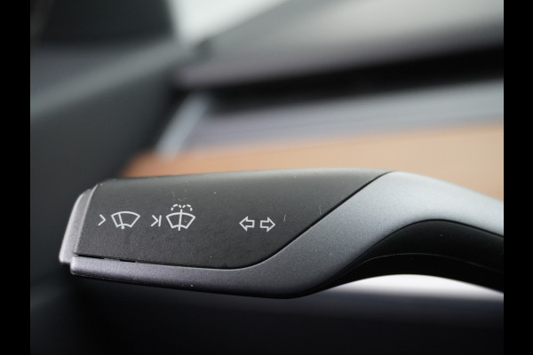 Tesla Model 3 SR+ 60kWh 326PK Trekhaak AutoPilot Premium-Luidsprekers Leer PanoramaDak Adaptive Cruise Lmv 18" Camera's Elektr.-Stuur+Stoelen+ SOH 85% Ecc Navi Led DAB Voorverwarmen interieur via App Keyless One-Pedal-Drive Origineel Nederlandse Auto 1.584KG Trekgewicht 1.000kg.