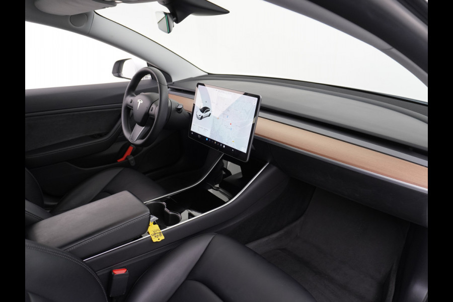 Tesla Model 3 SR+ 60kWh 326PK Trekhaak AutoPilot Premium-Luidsprekers Leer PanoramaDak Adaptive Cruise Lmv 18" Camera's Elektr.-Stuur+Stoelen+ SOH 85% Ecc Navi Led DAB Voorverwarmen interieur via App Keyless One-Pedal-Drive Origineel Nederlandse Auto 1.584KG Trekgewicht 1.000kg.