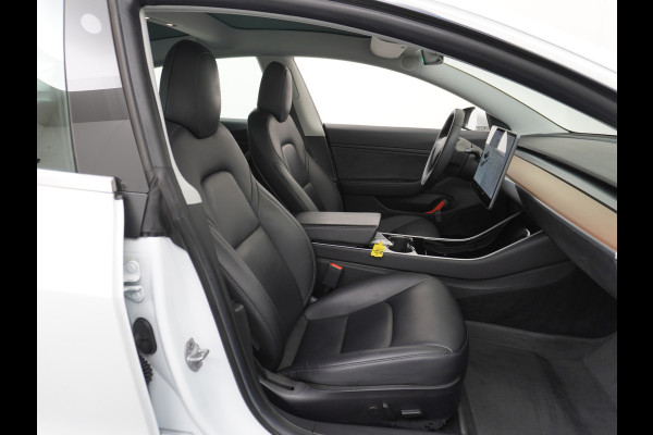 Tesla Model 3 SR+ 60kWh 326PK Trekhaak AutoPilot Premium-Luidsprekers Leer PanoramaDak Adaptive Cruise Lmv 18" Camera's Elektr.-Stuur+Stoelen+ SOH 85% Ecc Navi Led DAB Voorverwarmen interieur via App Keyless One-Pedal-Drive Origineel Nederlandse Auto 1.584KG Trekgewicht 1.000kg.