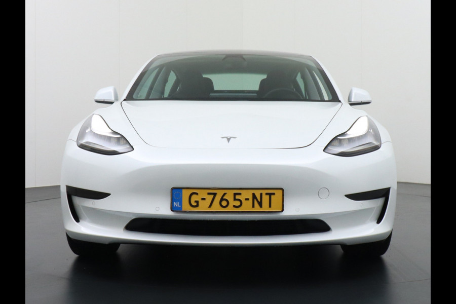Tesla Model 3 SR+ 60kWh 326PK Trekhaak AutoPilot Premium-Luidsprekers Leer PanoramaDak Adaptive Cruise Lmv 18" Camera's Elektr.-Stuur+Stoelen+ SOH 85% Ecc Navi Led DAB Voorverwarmen interieur via App Keyless One-Pedal-Drive Origineel Nederlandse Auto 1.584KG Trekgewicht 1.000kg.