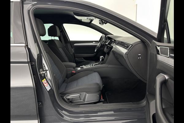 Volkswagen Passat 1.4 TSI PHEV GTE Business (INCL-BTW) Aut. *FULL-LED | DIGI-COCKPIT | ADAPTIVE-CRUISE | NAVI-FULLMAP | KEYLESS | DAB+ | COMFORT-SEATS | SHIFTPADDLES | PRIVACY-GLASS | PDC | CAMERA | CARPLAY | 17''ALU*