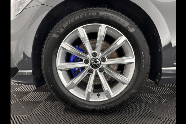 Volkswagen Passat 1.4 TSI PHEV GTE Business (INCL-BTW) Aut. *FULL-LED | DIGI-COCKPIT | ADAPTIVE-CRUISE | NAVI-FULLMAP | KEYLESS | DAB+ | COMFORT-SEATS | SHIFTPADDLES | PRIVACY-GLASS | PDC | CAMERA | CARPLAY | 17''ALU*