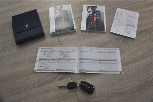 Peugeot 2008 1.2 PureTech GT-line | Panoramadak | Trekhaak | All Season Banden