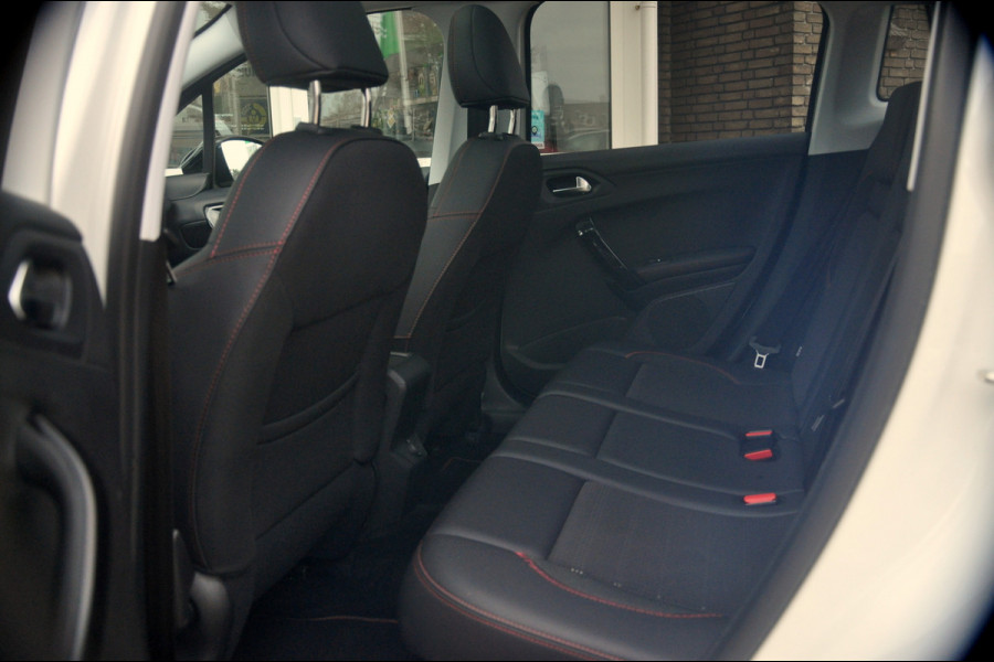 Peugeot 2008 1.2 PureTech GT-line | Panoramadak | Trekhaak | All Season Banden