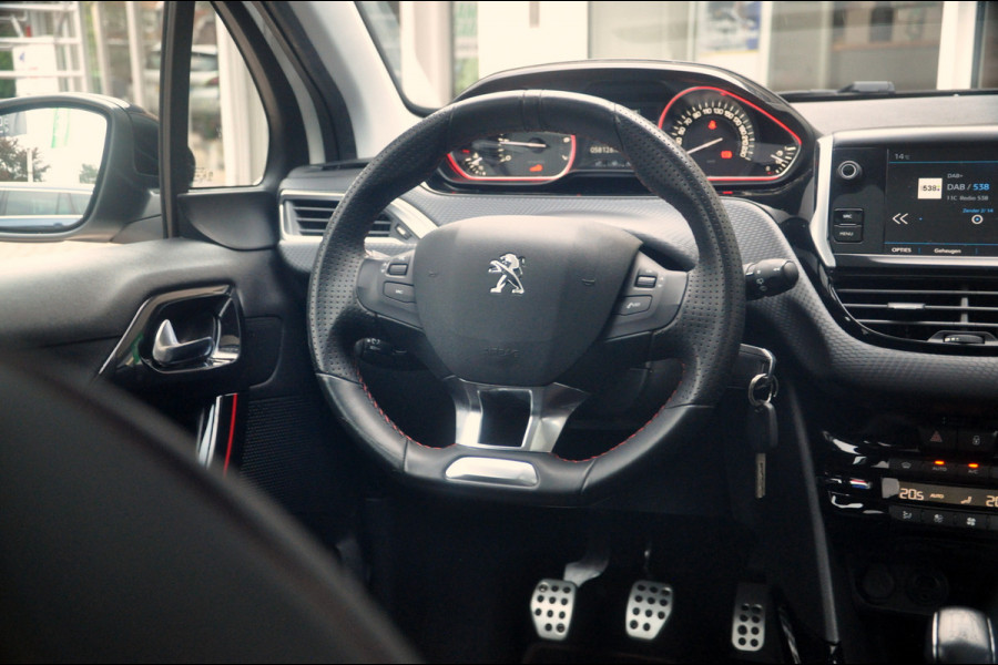 Peugeot 2008 1.2 PureTech GT-line | Panoramadak | Trekhaak | All Season Banden