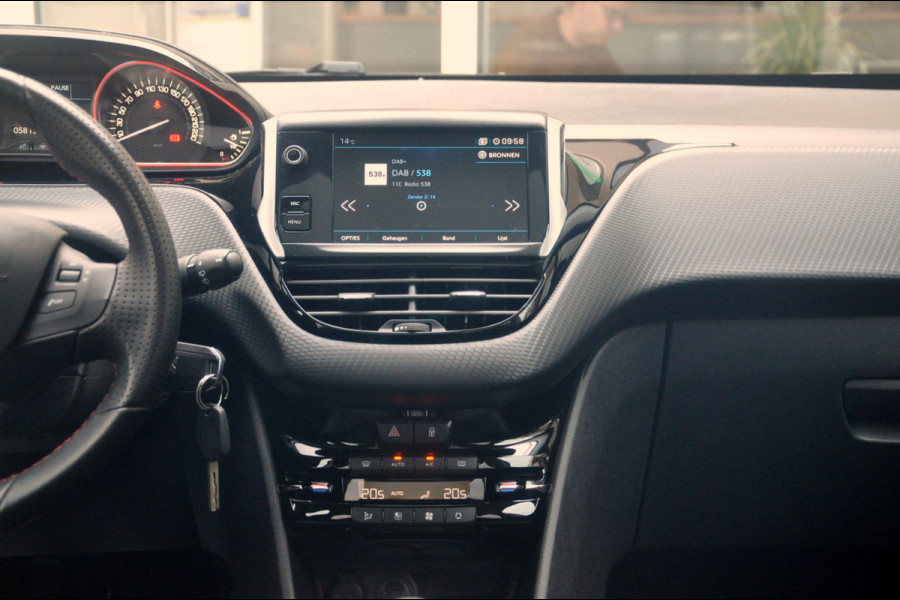 Peugeot 2008 1.2 PureTech GT-line | Panoramadak | Trekhaak | All Season Banden