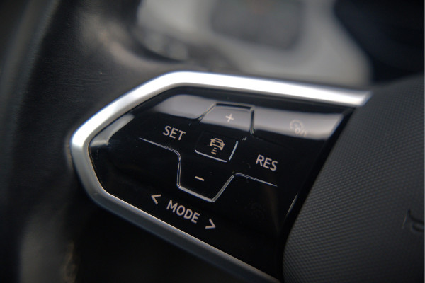 Volkswagen ID.3 First Plus 58 kWh | Stoelverwarming | Stuurverwarming | Camera | Adaptive Cruise Control | Navigatie | Keyless | Parkeersensoren | LED | Apple Carplay | BTW | NAP |