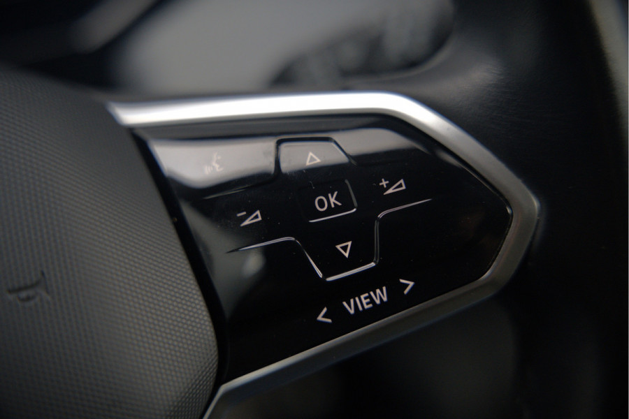Volkswagen ID.3 First Plus 58 kWh | Stoelverwarming | Stuurverwarming | Camera | Adaptive Cruise Control | Navigatie | Keyless | Parkeersensoren | LED | Apple Carplay | BTW | NAP |