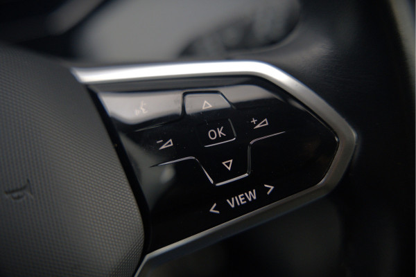 Volkswagen ID.3 First Plus 58 kWh | Stoelverwarming | Stuurverwarming | Camera | Adaptive Cruise Control | Navigatie | Keyless | Parkeersensoren | LED | Apple Carplay | BTW | NAP |