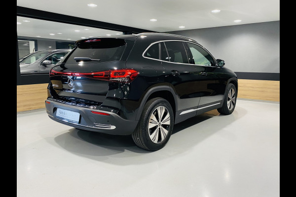 Mercedes-Benz EQA 250 // 18" Velgen // Privacy Glass // Easy pack achterklep // Dodehoekassistent // Sfeerverlichting // Apple Play // Android Aut