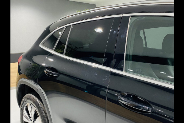 Mercedes-Benz EQA 250 // 18" Velgen // Privacy Glass // Easy pack achterklep // Dodehoekassistent // Sfeerverlichting // Apple Play // Android Aut