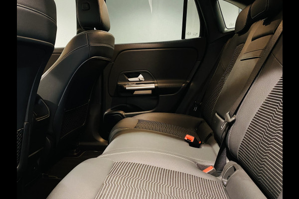 Mercedes-Benz EQA 250 // 18" Velgen // Privacy Glass // Easy pack achterklep // Dodehoekassistent // Sfeerverlichting // Apple Play // Android Aut
