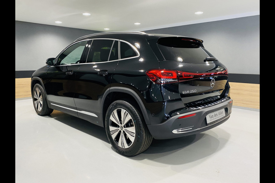 Mercedes-Benz EQA 250 // 18" Velgen // Privacy Glass // Easy pack achterklep // Dodehoekassistent // Sfeerverlichting // Apple Play // Android Aut