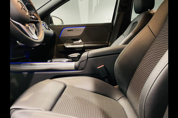 Mercedes-Benz EQA 250 // 18" Velgen // Privacy Glass // Easy pack achterklep // Dodehoekassistent // Sfeerverlichting // Apple Play // Android Aut