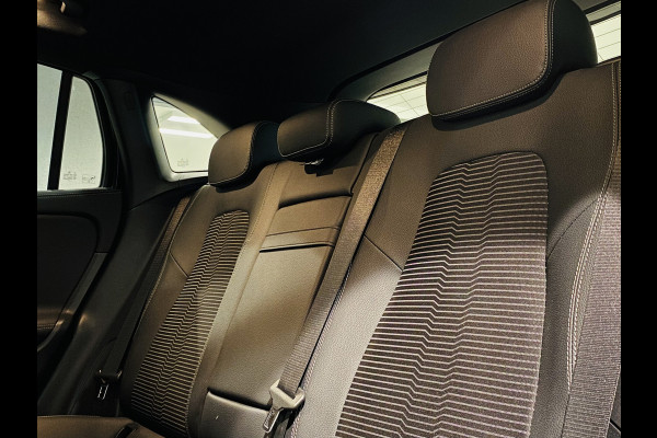 Mercedes-Benz EQA 250 // 18" Velgen // Privacy Glass // Easy pack achterklep // Dodehoekassistent // Sfeerverlichting // Apple Play // Android Aut