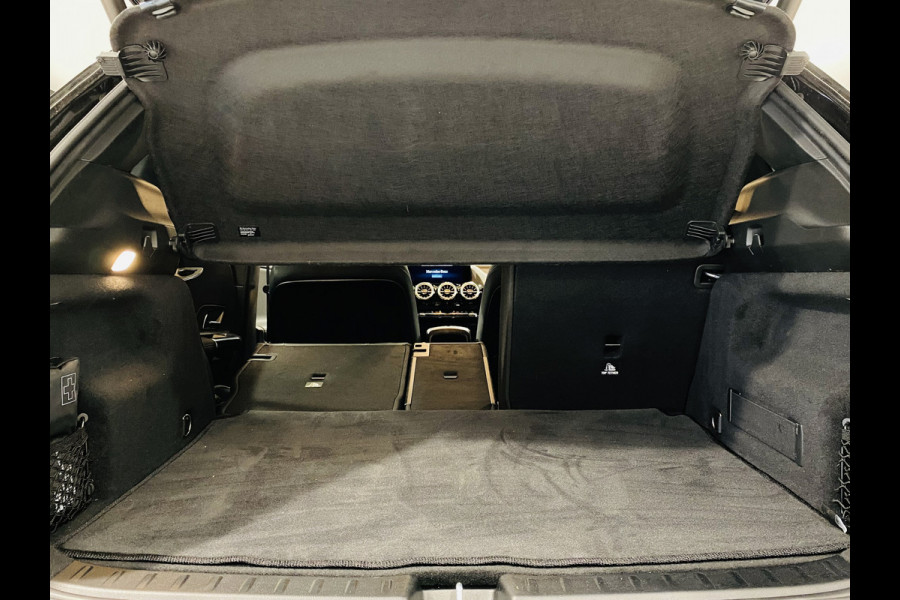 Mercedes-Benz EQA 250 // 18" Velgen // Privacy Glass // Easy pack achterklep // Dodehoekassistent // Sfeerverlichting // Apple Play // Android Aut