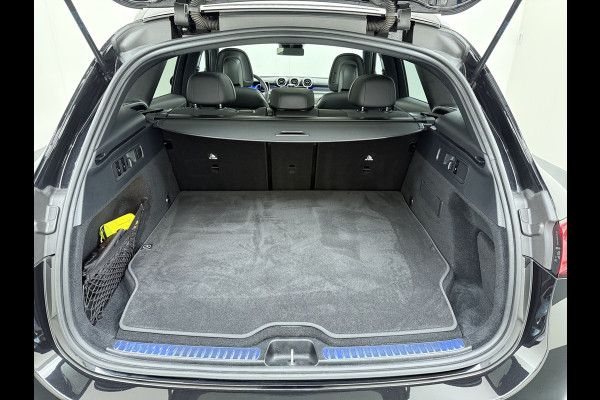 Mercedes-Benz GLC 400e 4Matic AMG // Trekhaak // Luchtvering // Meesturende Achteras // Panoramadak // Nightpakket // 360 Camera // Digital Light