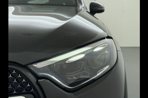 Mercedes-Benz GLC 400e 4Matic AMG // Trekhaak // Luchtvering // Meesturende Achteras // Panoramadak // Nightpakket // 360 Camera // Digital Light