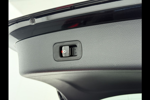 Mercedes-Benz GLC 400e 4Matic AMG // Trekhaak // Luchtvering // Meesturende Achteras // Panoramadak // Nightpakket // 360 Camera // Digital Light