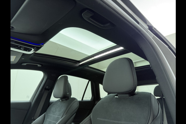 Mercedes-Benz GLC 400e 4Matic AMG // Trekhaak // Luchtvering // Meesturende Achteras // Panoramadak // Nightpakket // 360 Camera // Digital Light
