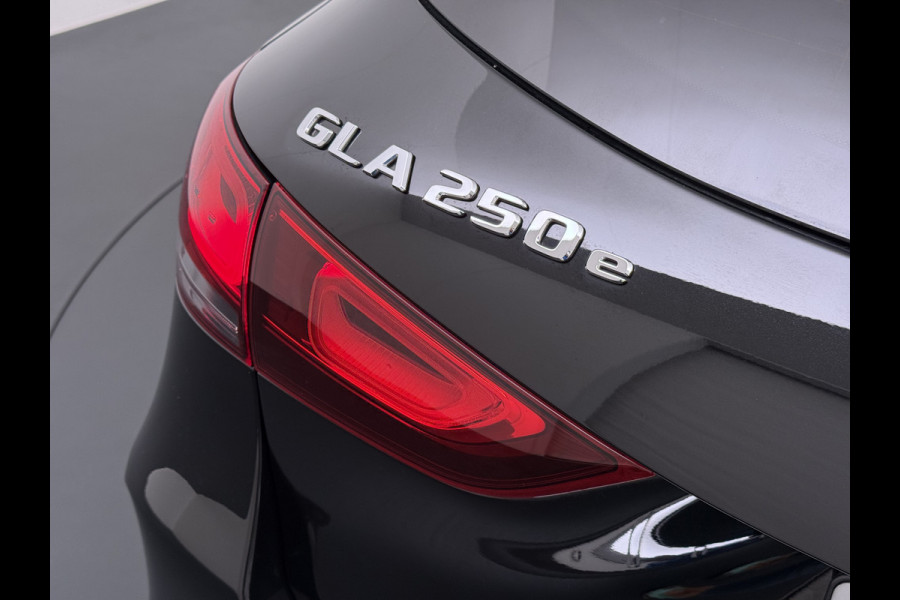 Mercedes-Benz GLA 250e AMG // Memory Stoelen // Distronic // Panoramadak // Rij Assistentiepakket // MultiBeam LED // Carplay // Nightpakket