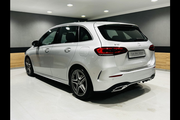 Mercedes-Benz B-Klasse 180 AMG // Trekhaak // Camera // Elek. Achterklep // Carplay // LED Koplampen // Navigatie
