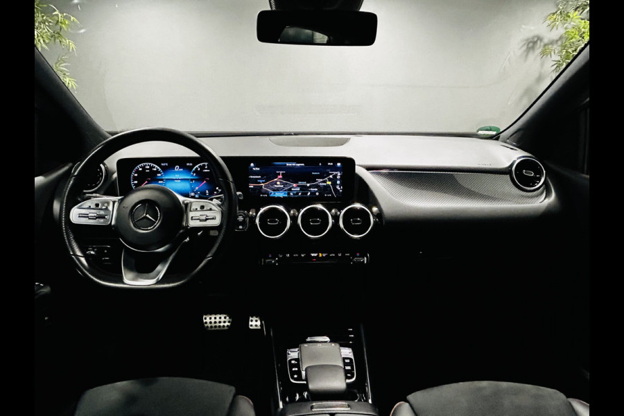 Mercedes-Benz B-Klasse 180 AMG // Trekhaak // Camera // Elek. Achterklep // Carplay // LED Koplampen // Navigatie